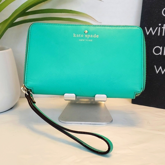 kate spade Handbags - Kate Spade Wristlet